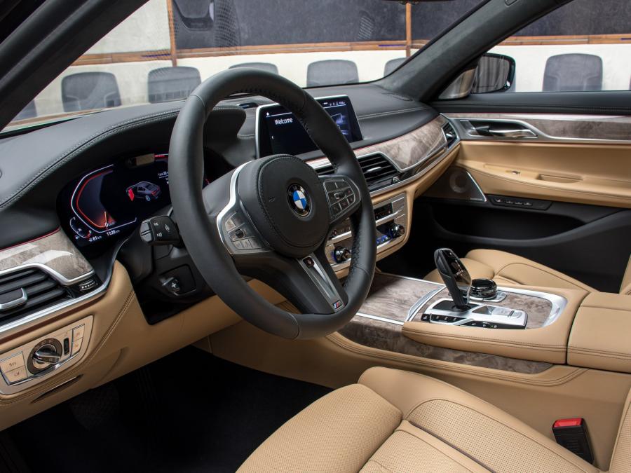Торпедо BMW 750Li xDrive (G12) 2020 года  (UAE) (фото 17 из 28)